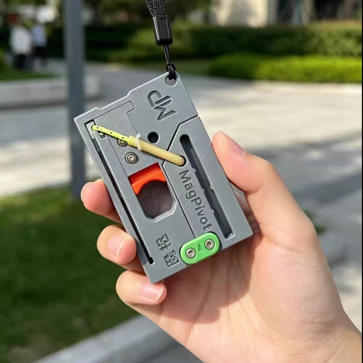 مقلاع بطاقات MagaPivot محمول ق - مراجعة Edc Carry Card وسعره